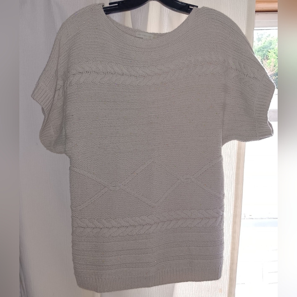 New York & Company Golden Threaded Short Sleeve Knit Sweater Top. Size Small